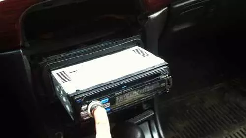 Как сменить магнитолу в автомобиле Чрыслер 300м - подробная инструкция