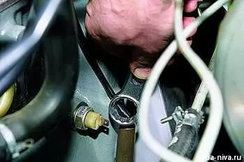 Расположение датчика давления масла инжектора на ВАЗ 21214 - ищем его местонахождение