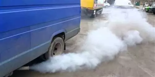 Почему дизель дымит синим дымом при увеличении оборотов двигателя и как это исправить?