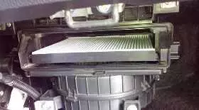 Расположение фильтра кондиционера в автомобиле Киа Рио 3 - где находится и как его найти