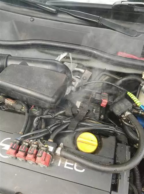 Расположение клапана вентиляции картерных газов на автомобиле Лада Гранта