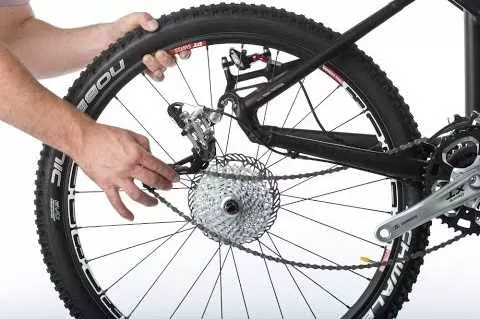 Как правильно отрегулировать каретку заднего колеса на велосипеде и обеспечить безопасность при езде