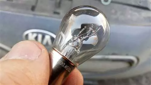 Как заменить лампочку габаритов на автомобиле Kia Ceed 2014 года выпуска - пошаговая инструкция