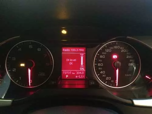 Как правильно проверить уровень масла в двигателе Audi A4 B8?