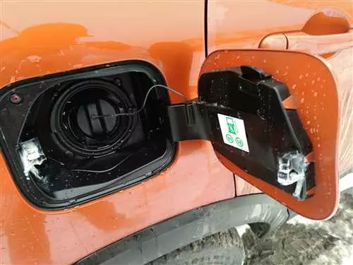 Как правильно снять лючок бензобака на автомобиле Рено Каптур и избежать повреждений