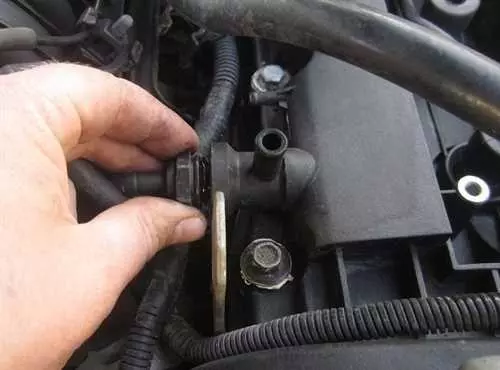 Расположение клапана вентиляции картерных газов на автомобиле Лада Гранта