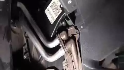 Как самостоятельно выполнить ремонт кнопки подогрева сидений на Mitsubishi Lancer 9