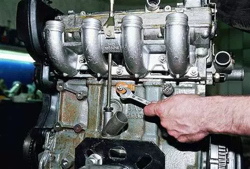 Газель 406 - почему двигатель с карбюратором стреляет в глушитель?