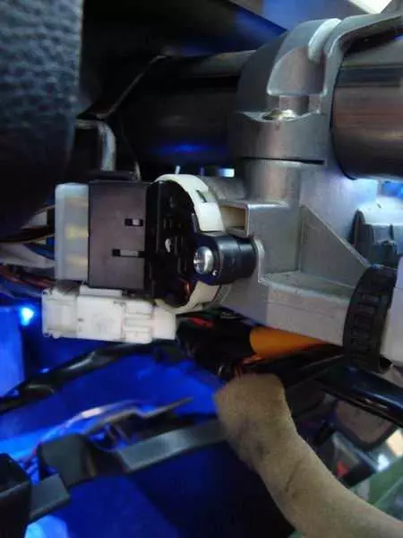 Подробная инструкция по ремонту контактной группы замка зажигания автомобиля Mitsubishi Lancer 9 - диагностика, снятие, восстановление и установка