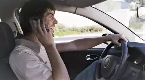 Установлены жесткие наказания для нарушителей, использующих мобильные телефоны за рулем