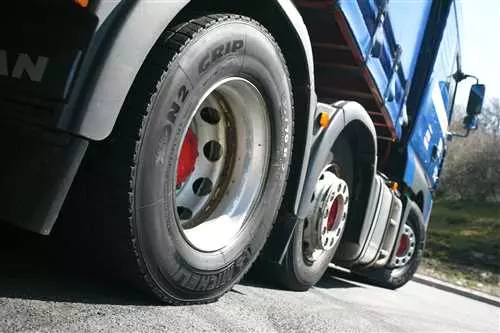Сколько атмосфер давления в колесе грузовика - истинное значение и влияние на безопасность дорожного движения