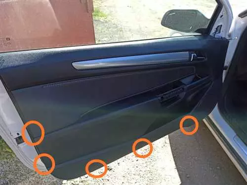 Владелец ужаснулся, когда снял двери с своего Opel Astra H!