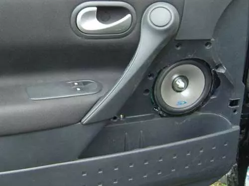 Установка 16 динамиков в автомобиль Рено Меган 2 - секреты превосходного звука и непревзойденного комфорта