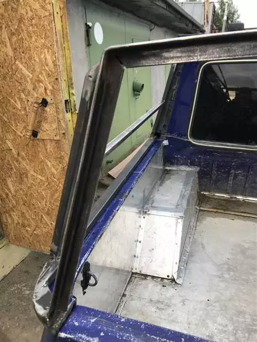 Как самостоятельно снять накладку стойки лобового стекла автомобиля Приора без особых затруднений и специальных инструментов