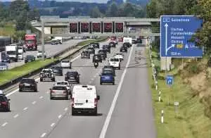 Автозаправок на трассах станет больше — новые требования к дорогам утверждены