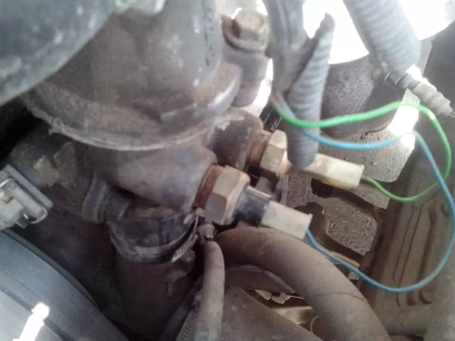 Где находится датчик температуры охлаждающей жидкости в автомобиле ГАЗ-53?