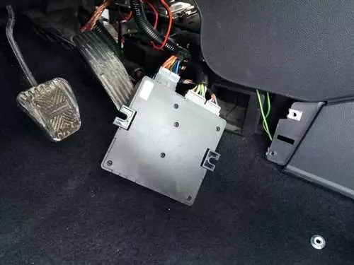 Как самостоятельно заменить радиатор кондиционера в автомобиле Мазда 3 - подробная инструкция и полезные советы