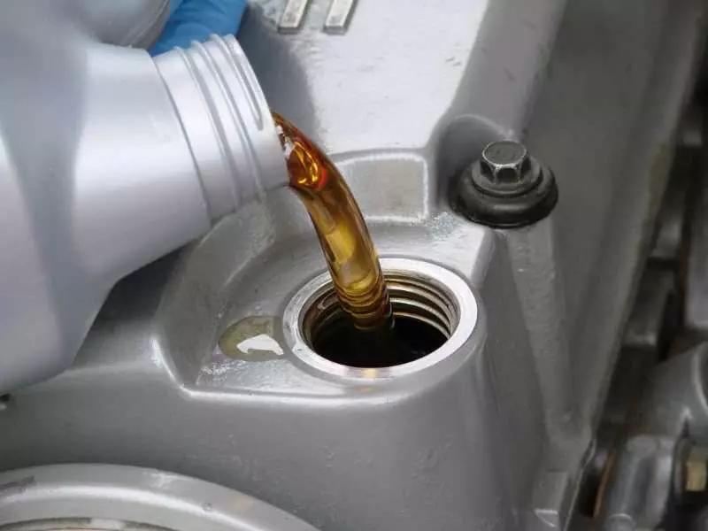 Полный гид по процедуре слива масла из двигателя вашего автомобиля - основные шаги и рекомендации