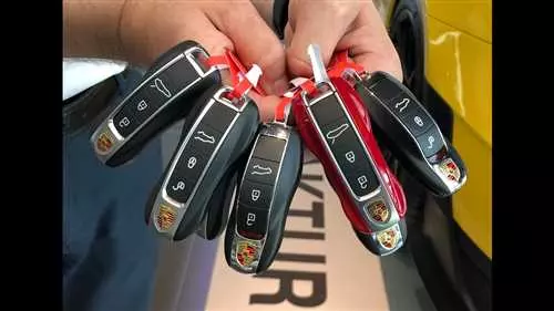 Как самостоятельно заменить батарейку в ключе Porsche Cayenne 2019 без лишних затрат и проблем