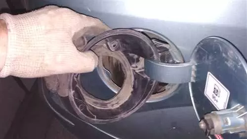 Как снять лючок бензобака Ford Focus 3 без особых усилий