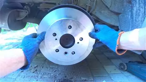 Подробная инструкция по снятию заднего тормозного диска на автомобиле Toyota Camry 50