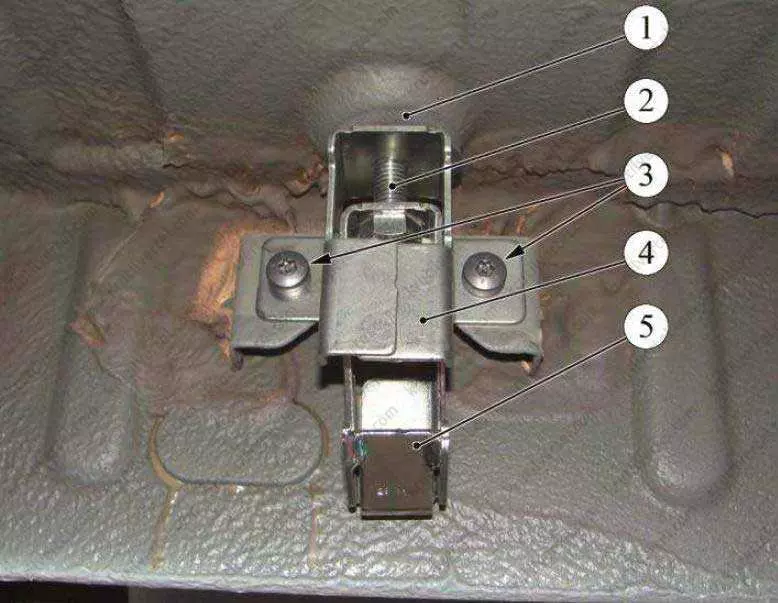 Как правильно снять запасное колесо на автомобиле Lada Largus