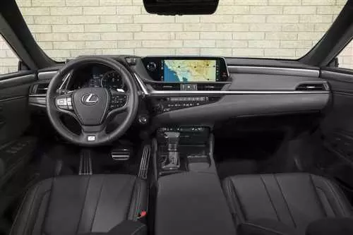 Что входит в комплектацию премиум Lexus ES 250?