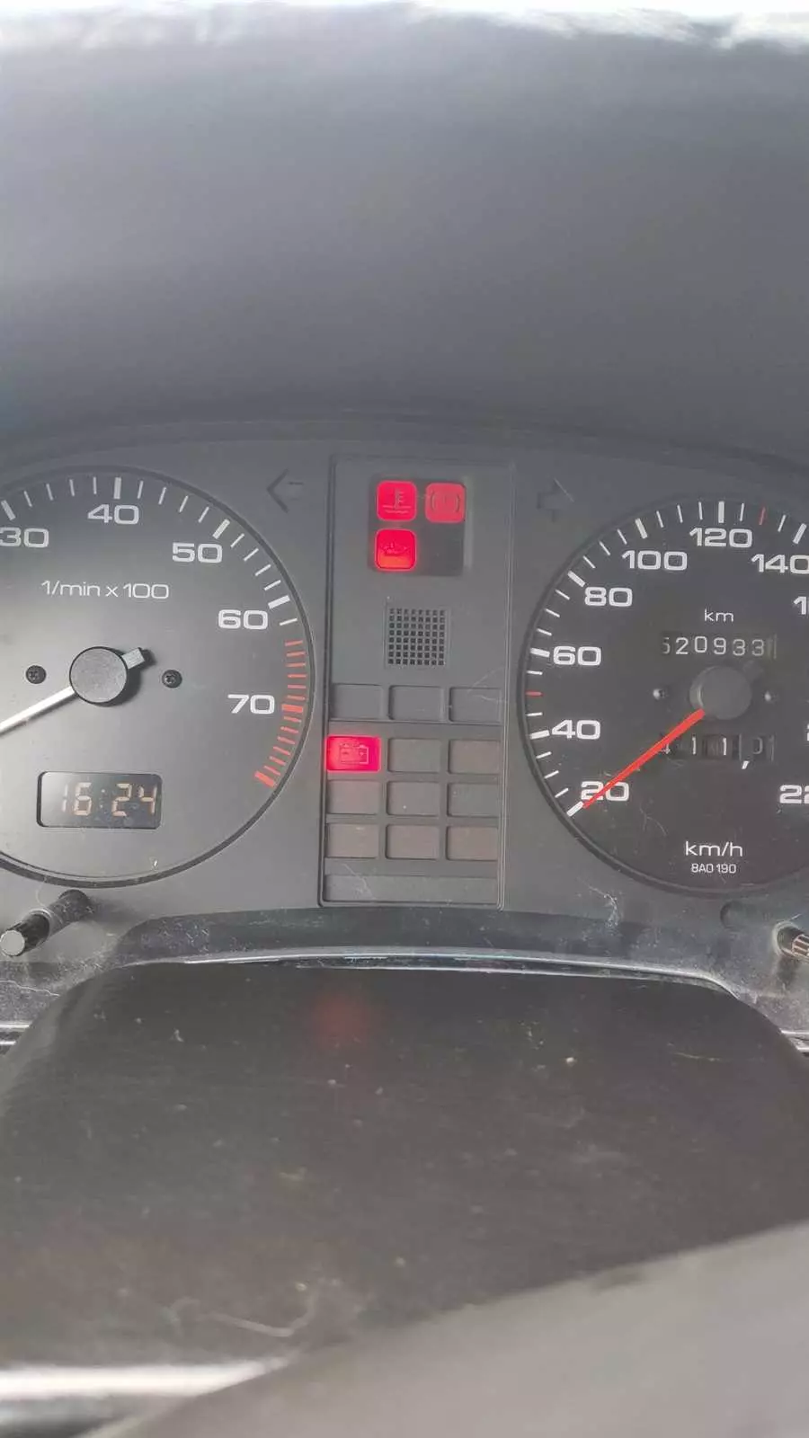 Что делать, если на высоких оборотах загорается лампочка давления масла в автомобиле Audi 80?