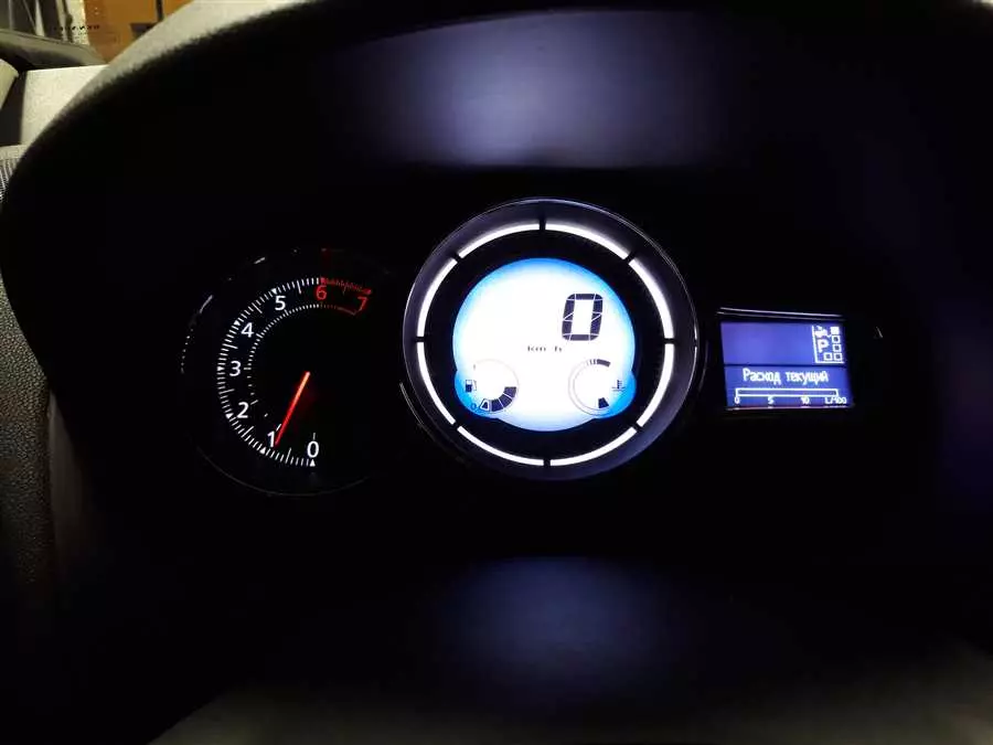 Причины отсутствия отображения температуры двигателя на панели управления автомобиля Renault Fluence