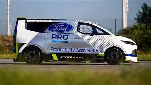 Ну очень быстрая доставка представлена 2000-сильным фургоном Ford Pro Electric Supervan!