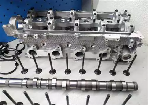 Как провести ремонт головки блока цилиндров у автомобиля Toyota для поддержания оптимальной работоспособности двигателя