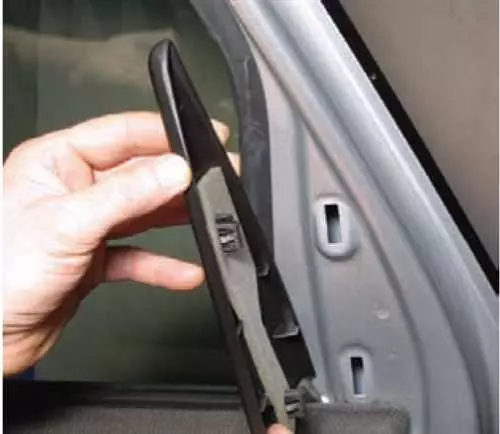 Как безопасно и качественно отремонтировать замок задней двери на автомобиле Ford Focus 1