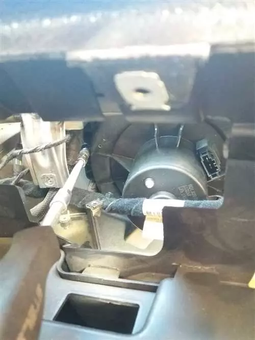 Как заменить вентилятор печки на автомобиле Шкода Фабия