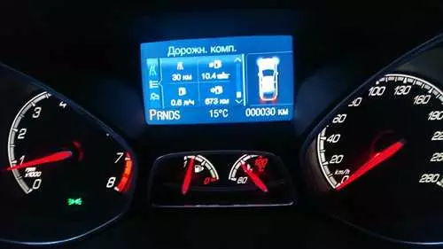 Какова ёмкость топливного бака автомобиля Ford Focus 3, и сколько бензина в него вмещается?