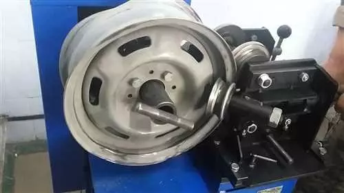 Как правильно снять решетку радиатора на автомобиле Volkswagen Tiguan