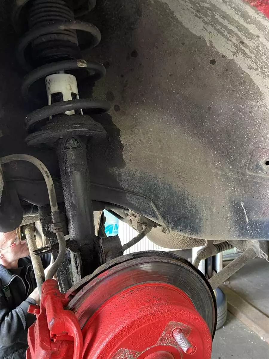 Как правильно заменить тормозные колодки на автомобиле Рено Меган 1 - пошаговая инструкция и полезные советы