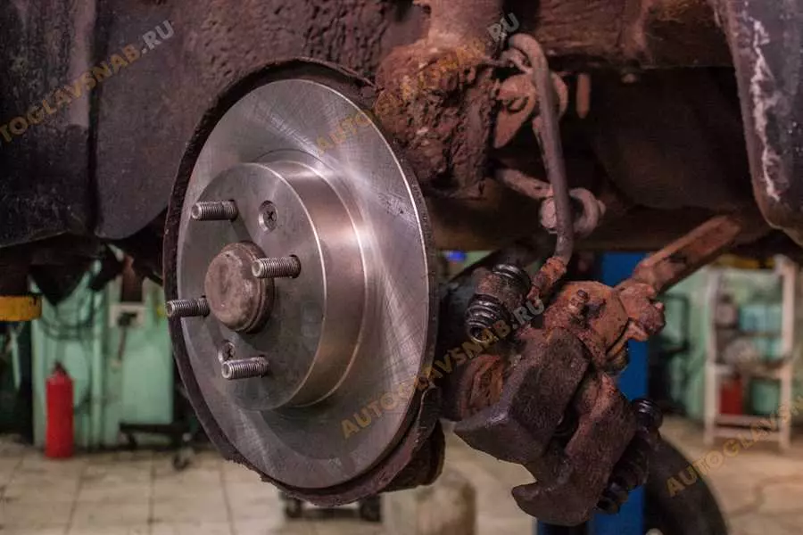 Как правильно снять запасное колесо на автомобиле Lada Largus